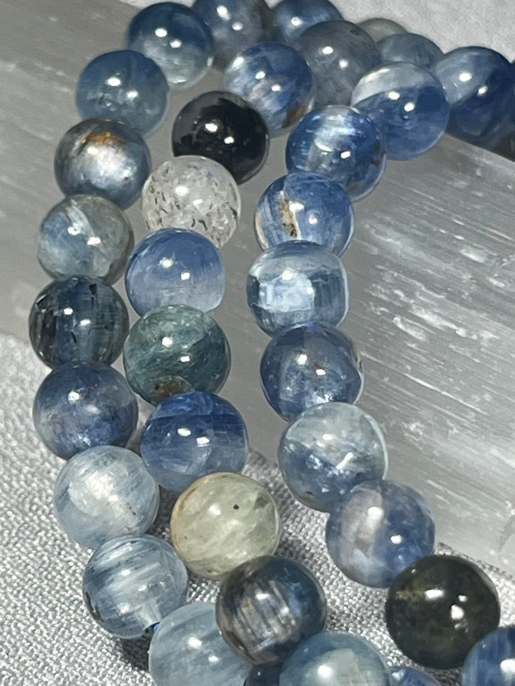 Blue Kyanite Mix smooth round 6mm bead stretch bracelet