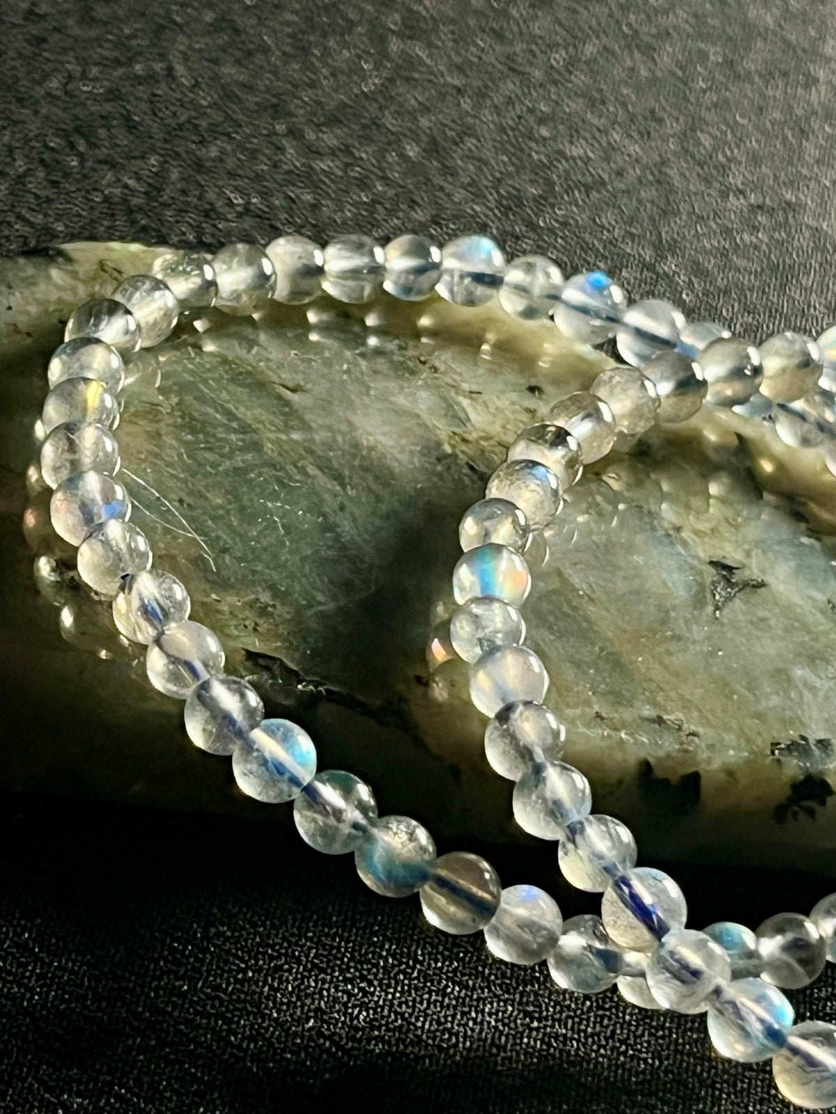 Labradorite smooth round 4mm bead (w/ good flash) stretch bracelet (AA grade)