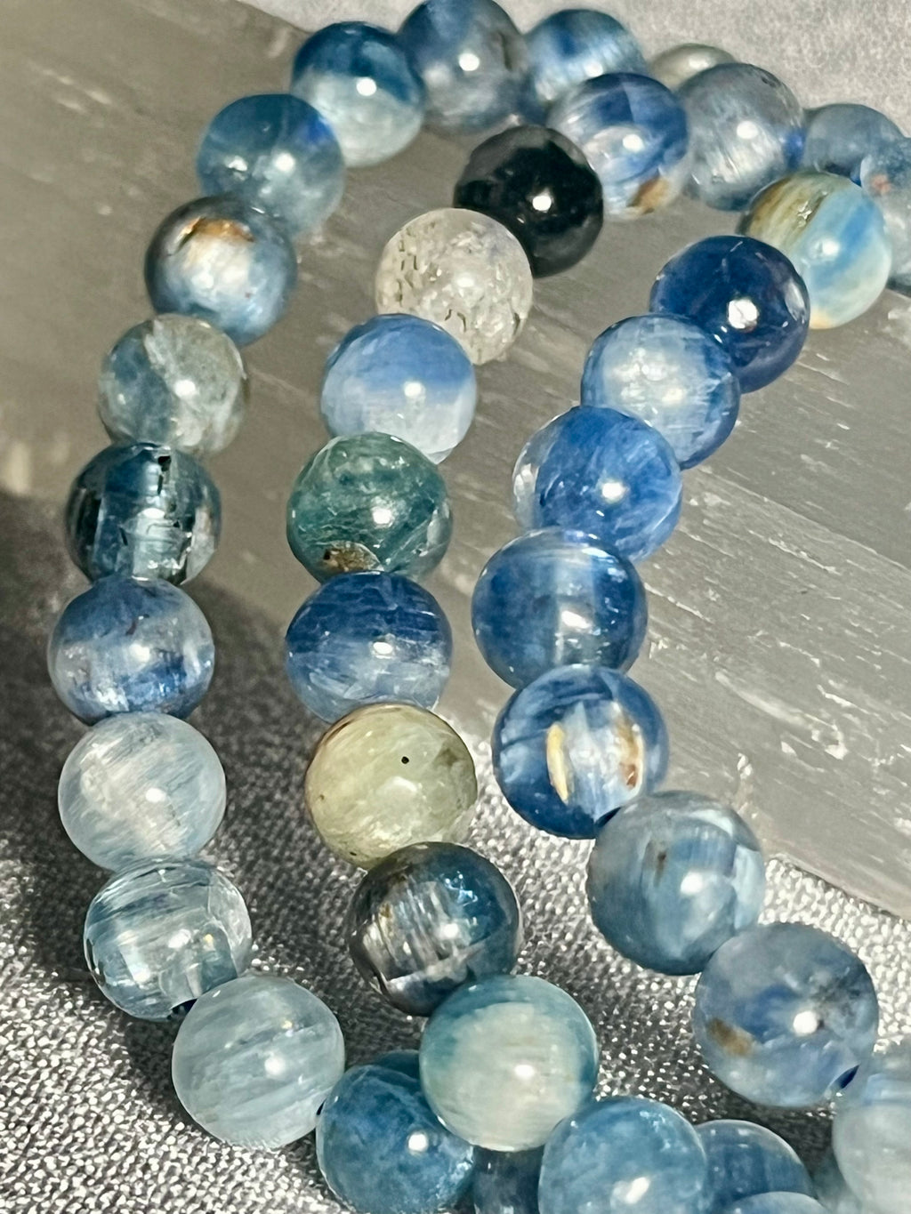 Blue Kyanite Mix smooth round 6mm bead stretch bracelet